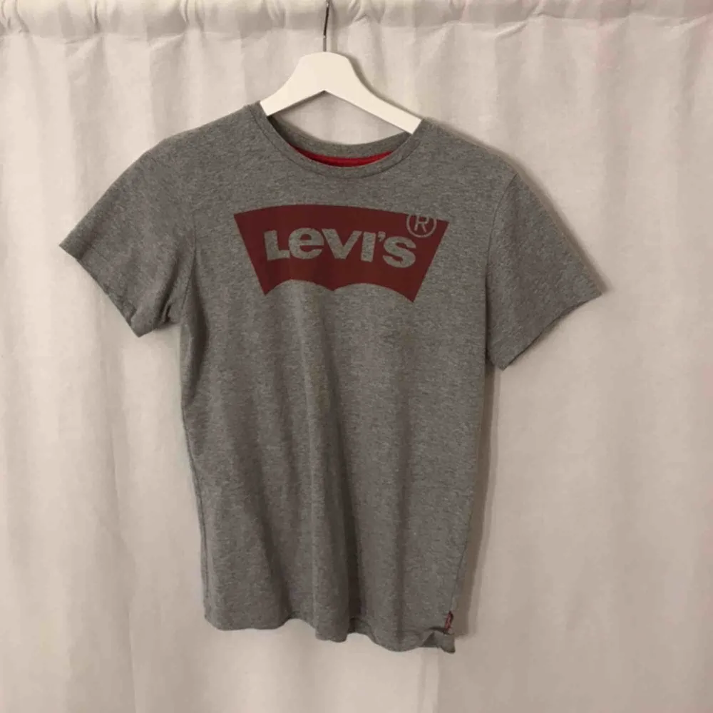 Bra skick levi’s t-shirt. T-shirts.