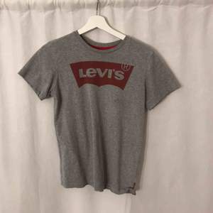 Bra skick levi’s t-shirt