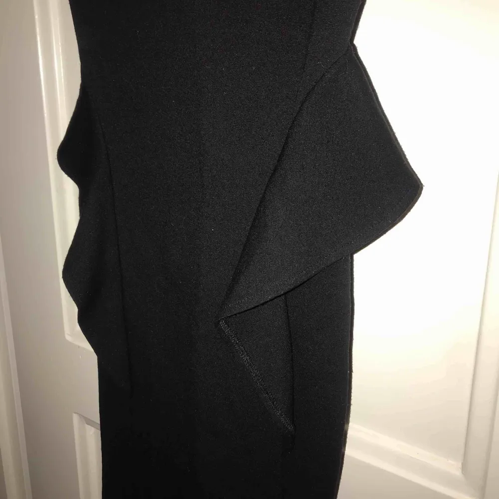 En svart skön tight klänning från Zara. Går ej över knäna utan är som en fodralklänningar. Storlek XS. Använd men i gott skick. . Klänningar.