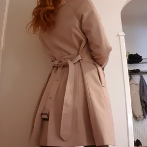  - äkta Warehouse trenchcoat i mycket bra skick❤ 400 kr med frakten inräknad😊 
