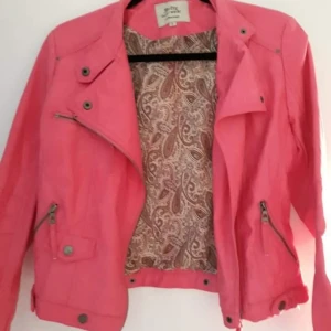  - Skrikrosa skinnjacka Oklart om det är äkta eller inte Använd 2 gånger Befintlig skick Köparen står för frakt över 50kr Swish, kontant är möjligt om man möts upp 