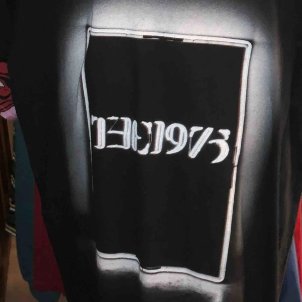 the 1975 tröja köpt tidigare i år! bra skick!  frakt 59kr <3. T-shirts.