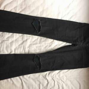 Svarta bootcut jeans med hål, från JC🥰