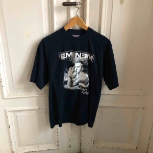  - Rymlig s så funkar även som medium, Hämtas i Uppsala eller skickas mot fraktkostnad 