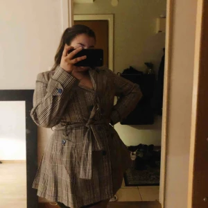  - Supersnygg oversized kappa i ljusgrå färg, endast använd en gång. I superfint skick.   Köparen står för frakten, har du några fler frågor är du varmt välkommen att lämna en kommentar!😊