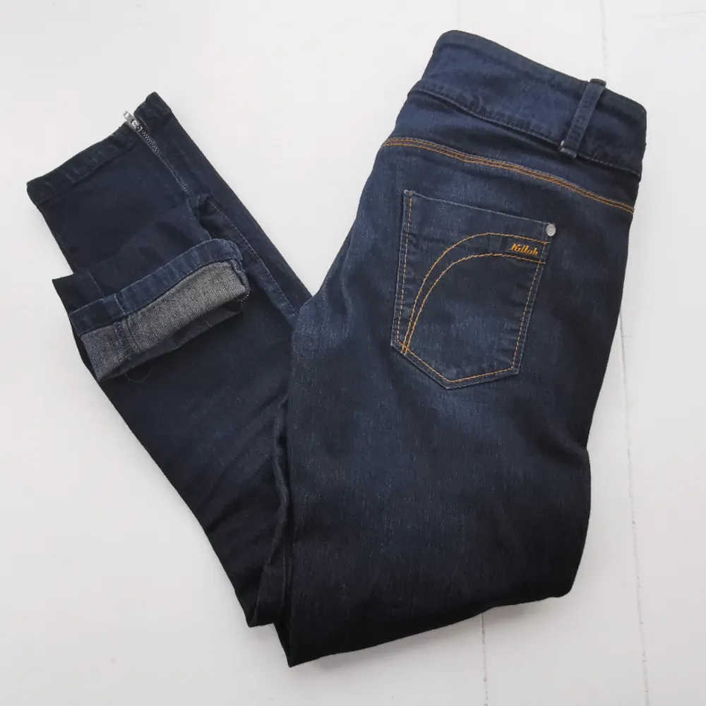 Snygga jeans från Killah. Smala ben + detaljer med dragkedja. Köparen står för frakten ⚡. Jeans & Byxor.