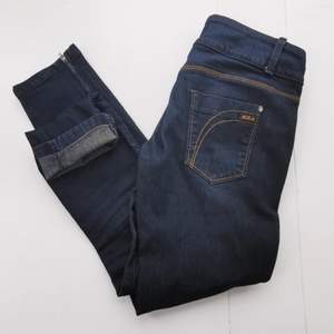 Snygga jeans från Killah. Smala ben + detaljer med dragkedja. Köparen står för frakten ⚡