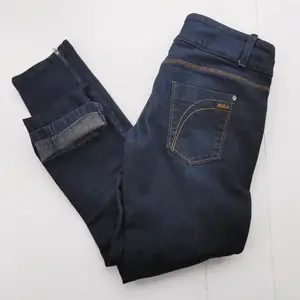 Snygga jeans från Killah. Smala ben + detaljer med dragkedja. Köparen står för frakten ⚡