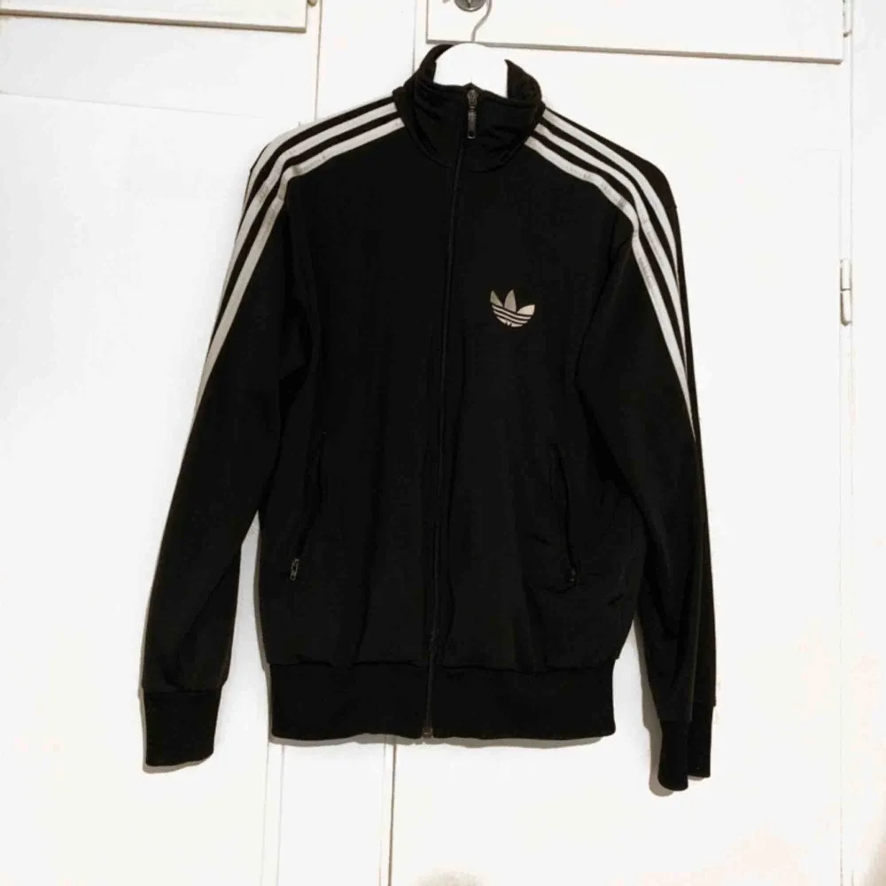 Äkta Adidas tröja, säljer då den aldrig kommer till användning, finns i Trollhättan men kan också fraktas 🌻. Hoodies.