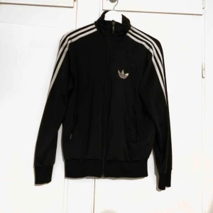  - Äkta Adidas tröja, säljer då den aldrig kommer till användning, finns i Trollhättan men kan också fraktas 🌻