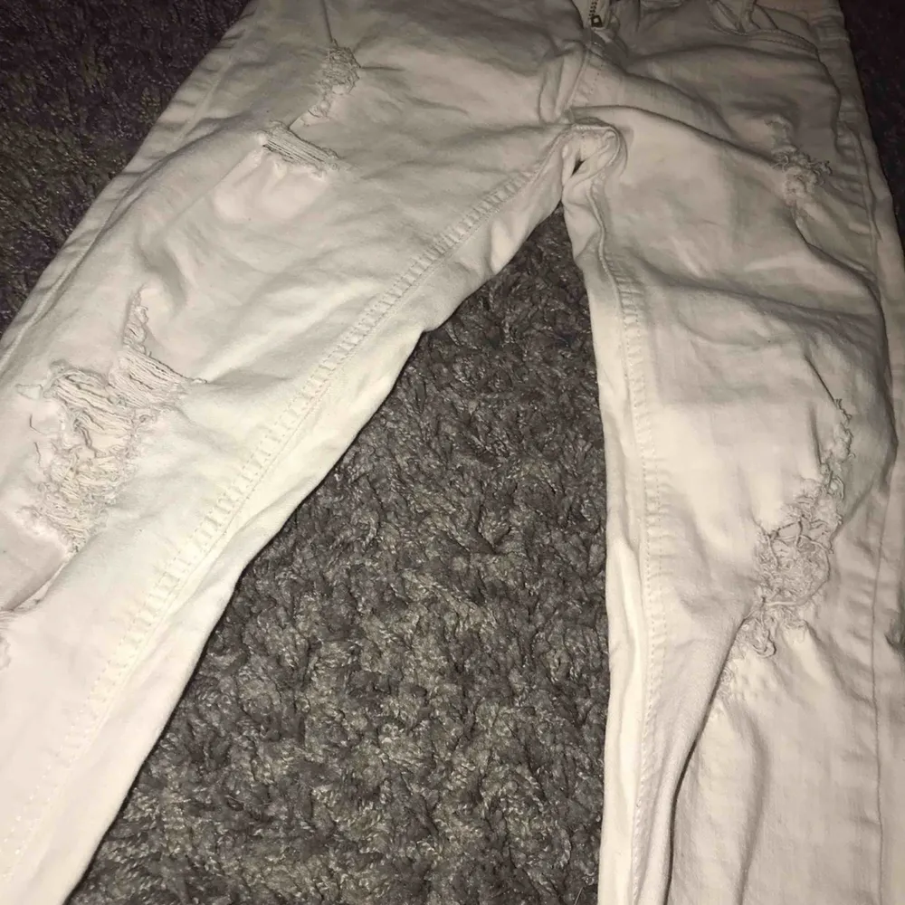 en par håliga vita jeans, från stradivarius. dem är fina i skicket ändas ett litet hål där man har skärpet. pris kan diskuteras! . Jeans & Byxor.