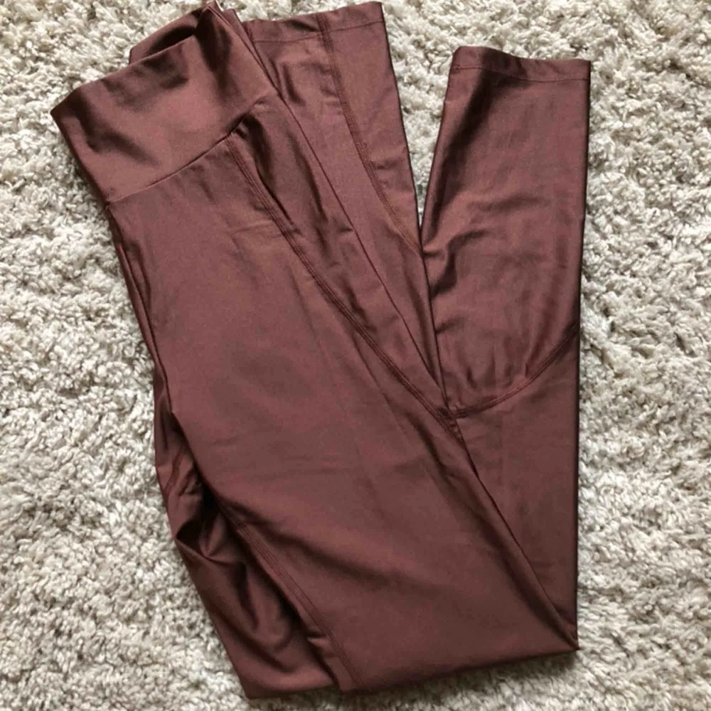 Filippa k glossy seam leggings storlek M. Skulle säga en liten M. Jag har S i hms träningstights. Använda en gång. Färg som på bild. Så sköna och bra kvalite. Frakt ingår. . Övrigt.