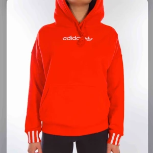  - Säljer denna hoodie på grund av att jag aldrig använder den. Köpte den i Januari o har bara andvänt den 3 gånger. Bra skick. Den sitter som 34,36,38, alltså den passar typ i alla storlekar. Köpte den för 800kr. Köparen står för frakt.