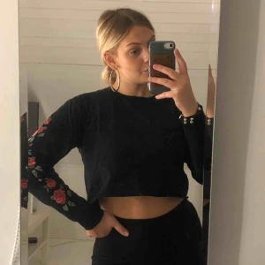  - Cool croppad tröja med rosdetaljer, köpt i USA