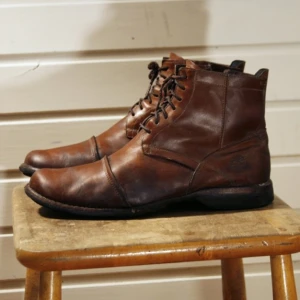  - Timberland, storlek 8.5 UK, 42 eur. Använda men i fint slitet skick. Hämtas helst i Falun