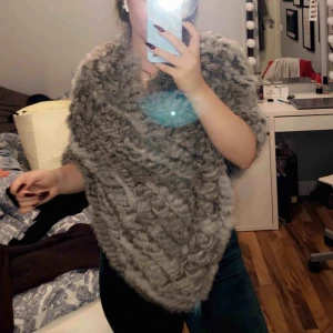  - Snygg (äkta) pälsväst. Varm under höst-/vårdagar med en tröja under. Använd ca 2 gånger. Orginalpris 600kr 