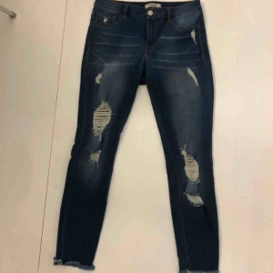  - Jeans med slitningar