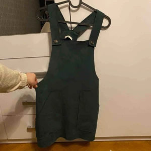  - Hängselklänning som jag tyvärr inte använder då jag inte är så mycket för kjol/klänning. Jättefin färg!