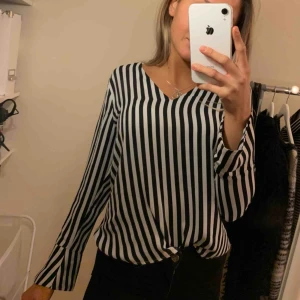  - Randig blus i skönt lätt tyg. Blivit för liten därav är den till salu.