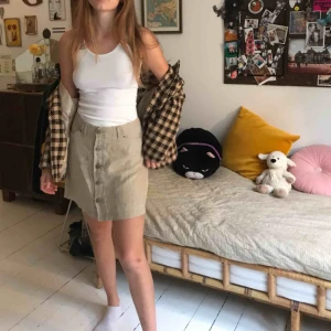  - En 90-tals kjol från jackpot! Passar bra med en kavaj. Är i bra skick men knapparna är lite lösa. Kan mötas upp i Malmö centrum annars står köparen för frakt. Hör av er om ni har frågor<3