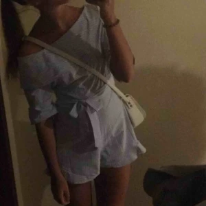  - Säljer min fina playsuit från River Island. Den är i gott skick med kan dock behöva stryka den för den har legat nedvikt länge. (Ny på första bilden)