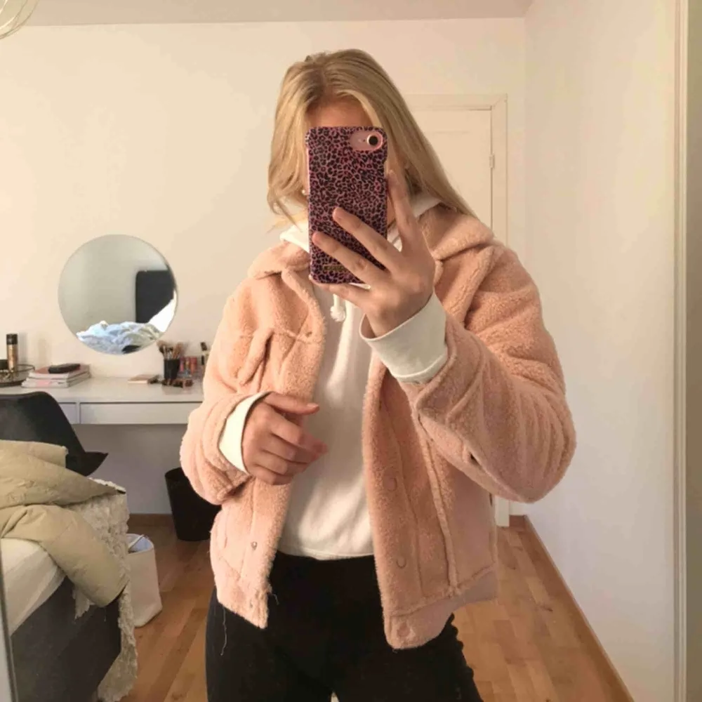 SKITsnygg teddyjacka som alldeles för sällan kommer till användning! Fin rosa färg och supermysig!! Stl XS men oversized i modellen, köpt för 599kr säljes för 250kr🥰. Jackor.