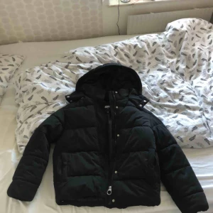  - Säljer min vinterjacka från junkyard storlek S, köptes förra året och har använts en vinter, inga skavanker eller slitningar! 350kr plus frakt som kommer att bli cirka 100-120kr 🌸🌼 