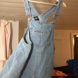  - FETT COOL HÄNGSLEKJOL! från SANTA CRUZ!! storlek 10(ca M) men ganska kort i storleken så den passar mig som vanligtvis har S. endast använd 2 gånger