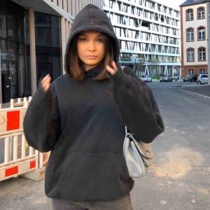  - Super snygg hoodie ifrån Acne Studios. Inköpt i Berlin för 4200kr. Har en liten fläck (läppbalsam) på framsidan. Priset inkluderar frakt från London, då jag bor här. Mörkgrå med röda sömmar! 