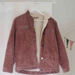  - Varm och go jacka i storlek S. Använd ca två gånger gånger och är precis som ny! 💫 Köparen betalar frakten!