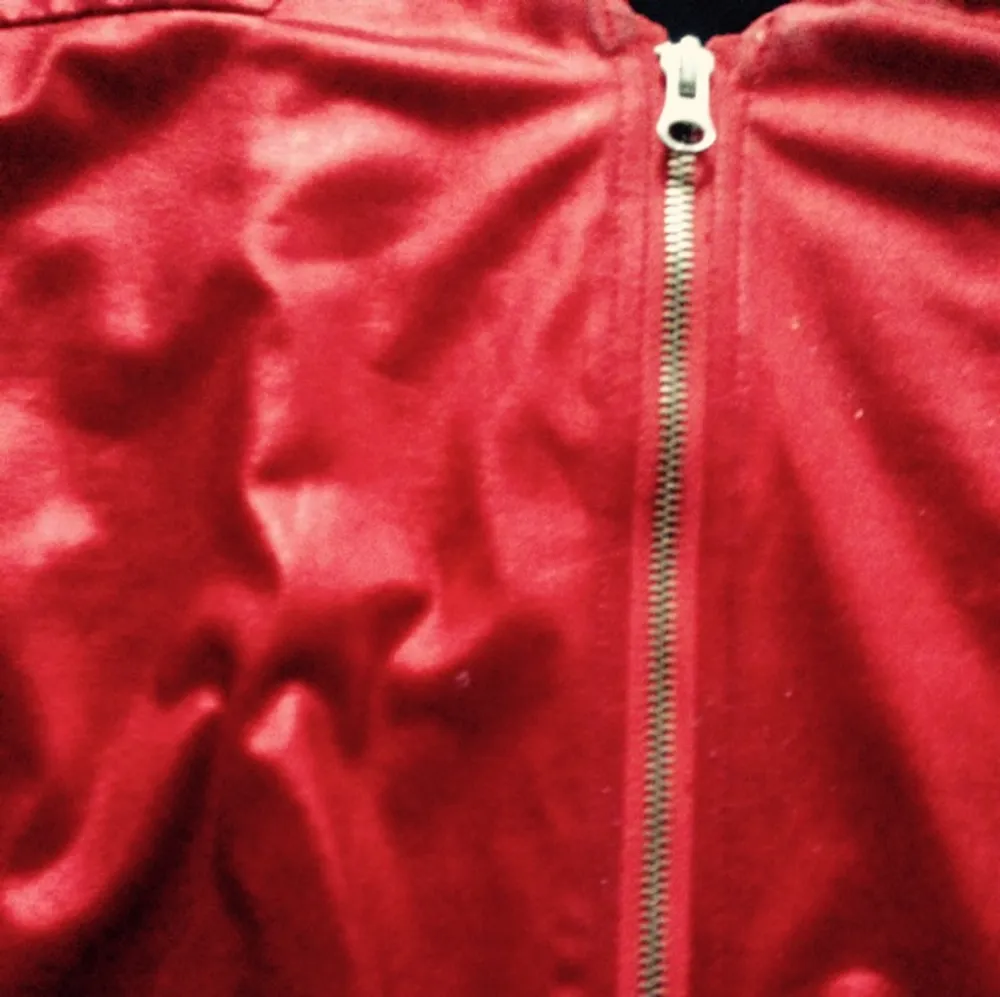 Party jacket in red 
Very soft and comfortable material. Jackor.