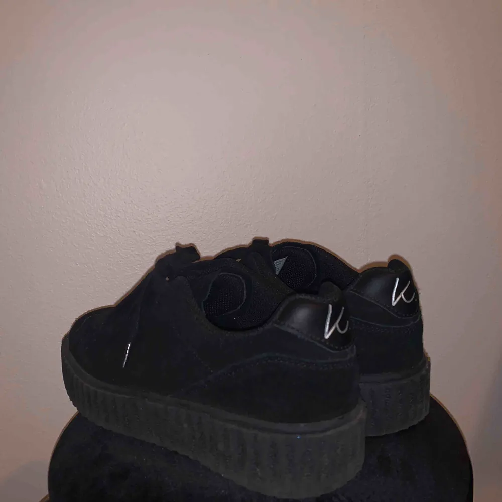 Ett par svarta skor från märket K.Cobler i storlek 39. I väldigt bra skick eftersom de knappt är använda. . Skor.