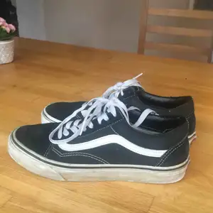 Ett par klassiska svarta old school vans som passar till allt!  I väldigt bra skick!