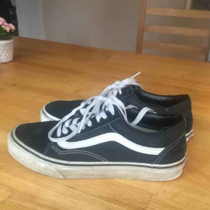  - Ett par klassiska svarta old school vans som passar till allt!  I väldigt bra skick!