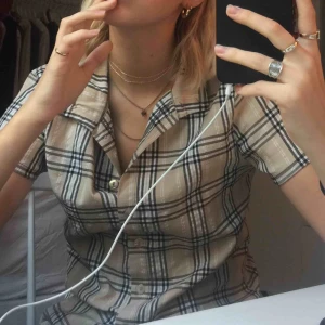  - Knappt använd skjorta/blus med Burberry print.