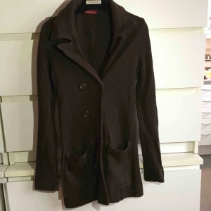  - Brun kofta med kavaj krage 