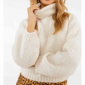  - Säljer min kära stickade polo från Chiquelle, endast använd fåtal gånger så är därmed i gott skick! Köpt för 400kr men säljer för 150 + frakt 59kr, vid snabb affär så 200kr inklusive frakt 🦋☺️