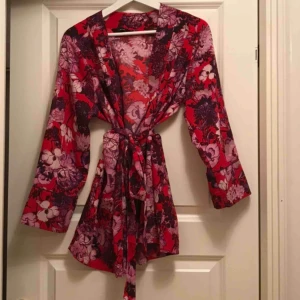  - Superfin rödblommig blus med band i midjan! Använd 1 gång. Köpt på Vero Moda i storlek L men passar både S och M 🤗💖 Frakt 18kr 😌
