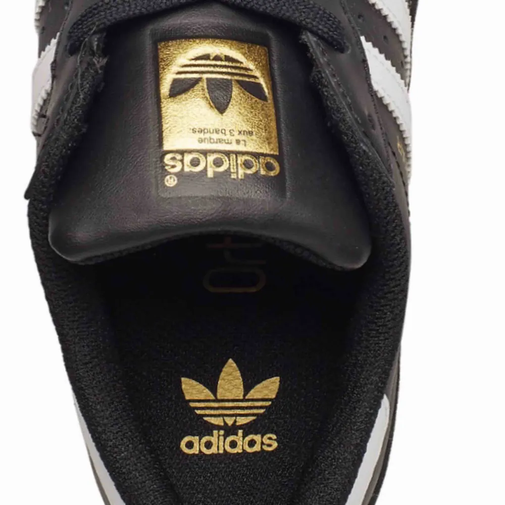 Adidas superstar skor  Köpen står för frakt . Skor.