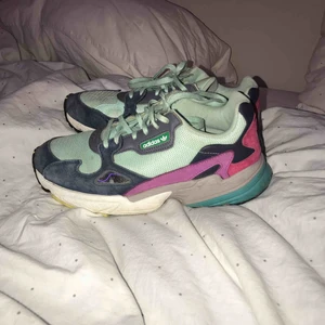  - Säljer mina Adidas Falcon pga används ej, inte använda mycket men väldigt sköna och mjuka att gå i 