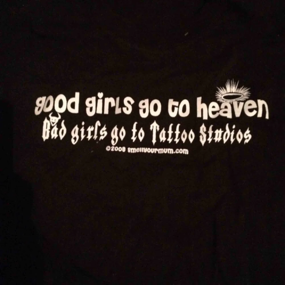 Oanvänd. Trycket är: good girls go to heaven bad girls go to Tattoo studios. Frakt: 42 kr. T-shirts.