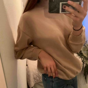  - Beige polosweatshirt från Bershka. Sjukt snygg och i fint skick, används för dåligt. Köpare står för frakt’ 💕