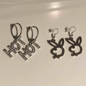  - Strassörhängen (creol) i silver med texten ”HOT” Nickelfria! 99kr inklusive frakt.❗️OBS: Playboy är sålda❗️