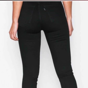  - Levis Jeans. Svarta. Köpta i veckan, har ingen möjlighet att skicka tillbaka.  259 kr inklusive frakt. Först till kvarn ❤️  