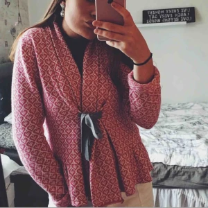  - Jätte fin odd Molly kofta! Väldigt bra skick🌸   Storlek:1 (S)   Kan gå ner lite i pris vid smidig och snabb affär🥰 