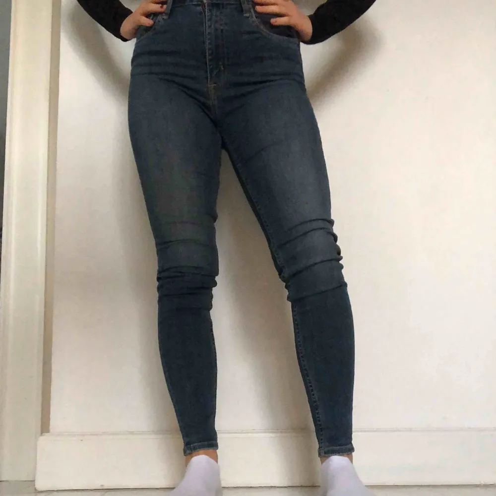 Ett par suuuupersnygga högmidjade skinnyjeans från crocker!! De är jättefina på men eftersom dem inte riktigt är min stil har de aldrig kommit till användning :(  sitter bra i längden på mig som är 157 cm . Jeans & Byxor.