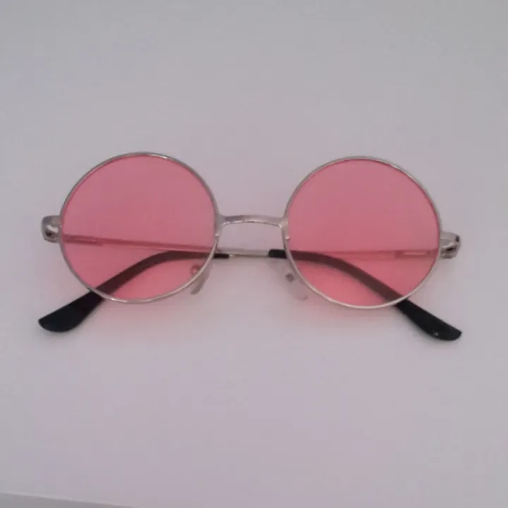 Snygga rosa och runda solglasögon. Använd max 1 gång, men de är så coola att jag tycker de behöver ett välförtjänt  hem! Små i storleken. Frakt står köpare för!. Accessoarer.