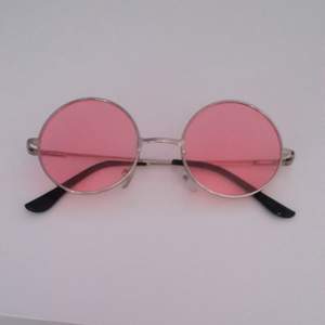 Snygga rosa och runda solglasögon. Använd max 1 gång, men de är så coola att jag tycker de behöver ett välförtjänt  hem! Små i storleken. Frakt står köpare för!