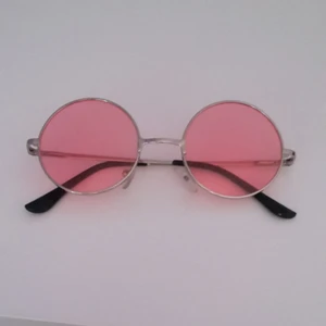 Rosa solglasögon - Snygga rosa och runda solglasögon. Använd max 1 gång, men de är så coola att jag tycker de behöver ett välförtjänt  hem! Små i storleken. Frakt står köpare för!