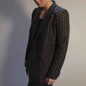  - Cool mönstrad kavaj från H&M i storlek 42. Passar oversized på storlek S och M eller lite mer tight på storlek L. Sparsamt använd och fint skick!